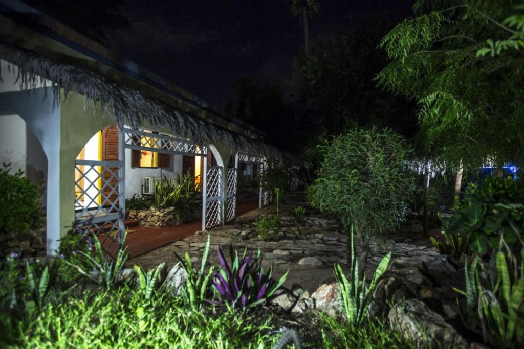 Chez Maggie Hotel & Restaurant Morondava Kültér fotó